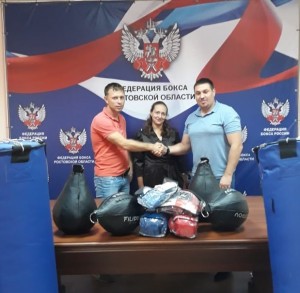 Представители администрации Федерации бокса Ростовской области вручили спортивный инвентарь Таганрогским боксерам.